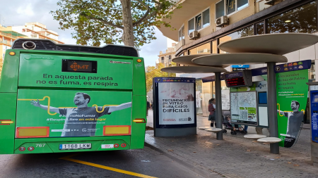 Parada número 452 de la EMT Palma con todos los elementos de la campaña de Espacios Sin Humo.