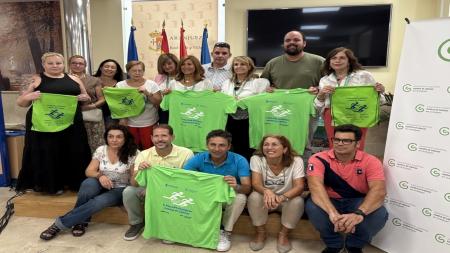 Todos los que han hecho posible la organización de la V Marcha Aranjuez contra el Cáncer posan juntos..