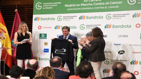 El alcalde de Madrid, José Luis Martínez-Almeida  muestra la sudadera oficial 'Contigo' de la Carrera En Marcha de 2025. 
