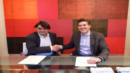 Víctor Ribot Murillo, director Territorial Quirónsalud Baleares, y el Dr. José Reyes, presidente de la Asociación en Illes Balears, tras la firma del acuerdo.