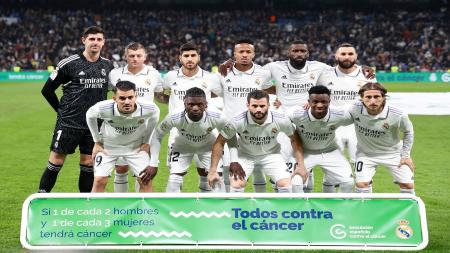 El once titular del Real Madrid CF, posando este jueves junto al cartel de la campaña. (Foto: Chema Rey/Marca).