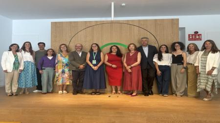 Los participantes en el acto de reinauguración de la Residencia y ampliación del espacio destinado a Bienestar Físico posan juntos al final del acto.