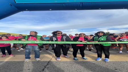 Cortando la cinta de salida, de izquierda a derecha, Carmen Galatas, la concejala de Deportes Mónica Carazo, la alcaldesa Aída Castillejo y la representante de la Asociación en Rivas, Gema López. 