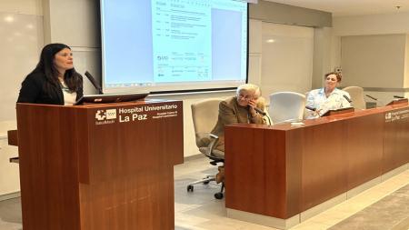 La coordinadora de Trabajo Social de la Asociación Española Contra el Cáncer en Madrid, ante la atenta mirada de las organizadoras de la jornada.