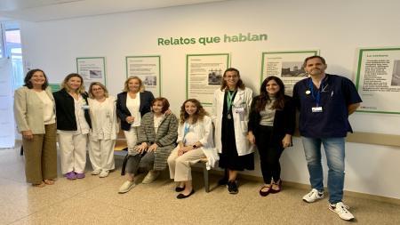 Pacientes, sanitarios, voluntarios y miembros de la Asociación Española Contra el Cáncer, en la inauguración de la exposición.
