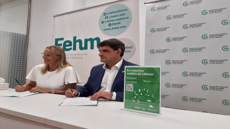 El presidente de la Asociación Española Contra el Cáncer en Illes Balears, Dr. José Reyes, y la presidenta de la Federación Empresarial Hotelera de Mallorca, María Frontera, durante la rueda de prensa para informar sobre la renovación de la colaboración entre ambas entidades.
