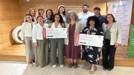 Las premiadas junto a las representaciones de la Universidad, de Iberia Express y de la Asociación en Madrid.