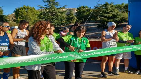 La vicealcaldesa de Rivas, Mónica Carazo (izq.), y la presidenta local de la Asociación Contra el Cáncer, Gema López, en el corte de cinta.