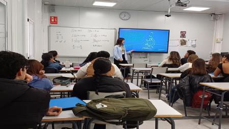 Alumnos y alumnas de IES Blas de Otero participan en el taller de 'Ciencia para todos'.