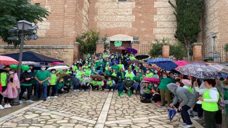 Más de 400 vecinos y vecinas de Tielmes se mojaron literalmente contra el cáncer.