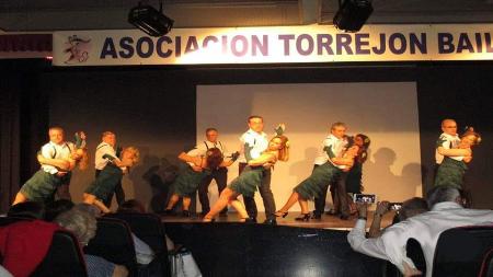 Una docena de parejas de Torrejón Baila, en pleno tango en 2018.