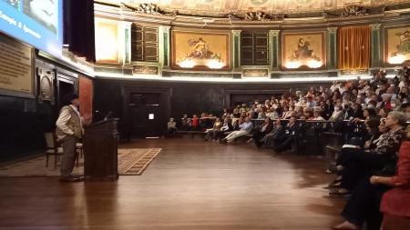El Dr. López Otín, a la izquierda, se dirige a sus asistentes de su charla magistral en el Gran anfiteatro del ICOMEM de Madrid.