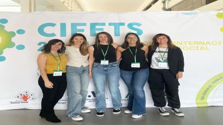Desde la izquierda, las trabajadores sociales de la Asociación en Madrid que estuvieron en el congreso: Paloma Sanz, Raquel Aperador, Laura Esteban, Sandra Maricalva y Patricia Vigara.