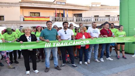 El alcalde de El Boalo, Mataelpino y Cerceda, Sergio Sánchez Yunquera (3º izq.), estuvo presente en uno de los cortes de cinta del III Trailcáncer..