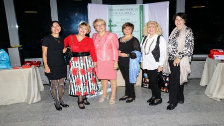 Loly Nogales (3ª izq.), presidenta de la AECC local, junto a colaboradoras y asistentes a la XII Cena a beneficio de la Asociación.