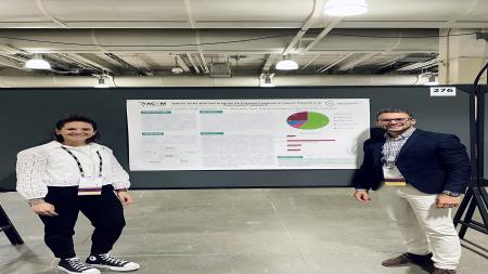 Lucía Gil Herrero y Ángel carrasco, junto a uno de los posters presentados en Boston.