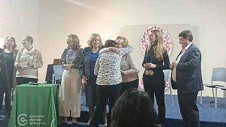 El alcalde de Valdeolmos-Alalpardo, Miguel Ángel Medranda, testigo directo del acto, a la derecha, en el momento que María Luisa González recibe su reconocimiento..