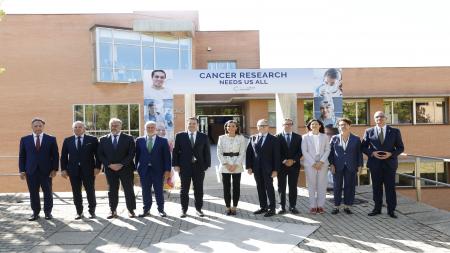 Foto de familia frente al CIC de Salamanca - copyright Casa de Su Majestad el Rey