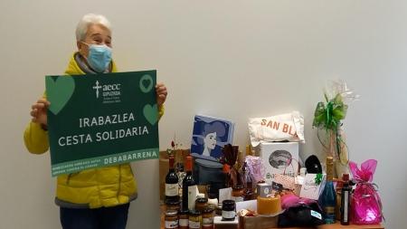 Rosa Mari Arritokieta es la ganadora de la cesta solidaria