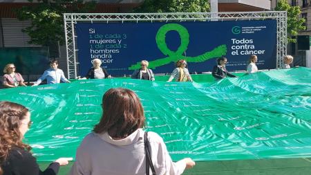 Despliegue de bandera con motivo del Día de Cuestación