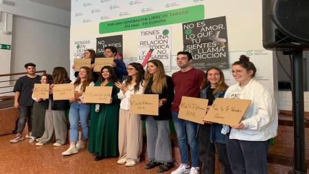 Jóvenes durante el acto por el Día Mundial Sin Tabaco