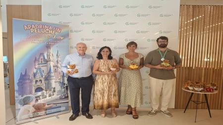 Choví entrega peluches solidarios a la Asociación para acompañar a niños y niñas con cáncer en el Hospital La Fe