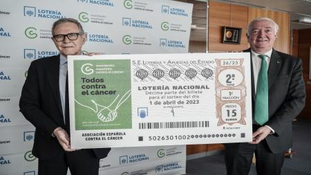 Ramón Reyes, presidente de la Asociación Española Contra el Cáncer y Jesús Huerta, presidente de Loterías y Apuestas del Estado