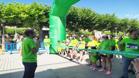 El alcalde de Alcalá de Henares, Javier Rodríguez, dando la salida a la carrera de 2 kilómetros.