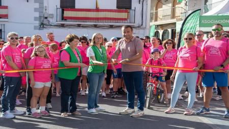 El alcalde de Campo Real, Francisco Leal, cortando la cinta de salida de la marcha.