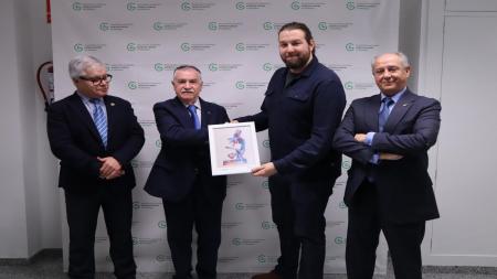 Dr. González recibiendo el diploma de las Ayudas en Investigación 2022