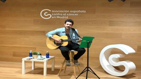 Gonzalo Hermida, cantando su canción 'Ahora' en la sede de la Asociación Española Contra el Cáncer en Madrid.