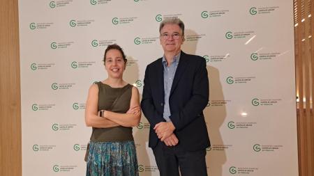 Carmen, paciente de cáncer de mama y Antonio Llombart, jefe del Servicio de Oncología Médica del Hospital Arnau de Vilanova