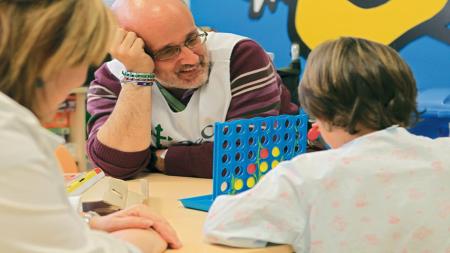 Los niños hospitalizados son atendidos por voluntarios de AECC Madrid en tres hospitales.
