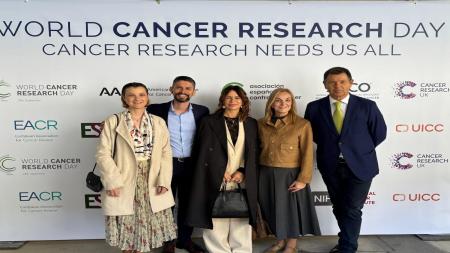 Participantes del programa Patient Advocacy con Javier Llombar, gerente de la Asociación Española Contra el Cáncer en Valencia y Pilar Moreno, adjunta gerencia.