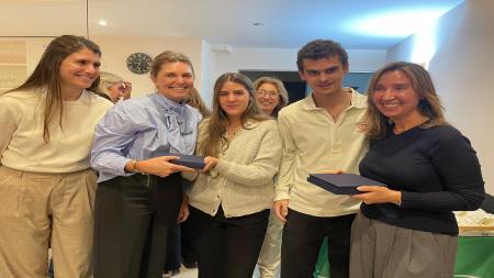 Las vencedoras de la quinta edición del torneo, Lavinia Mateos (con blusa azul) y  u compañera Conchita Martín Vivas (dcha.).