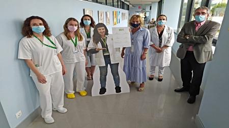 Foto de grupo de la instalación del tótem en el Hospital de Figueres