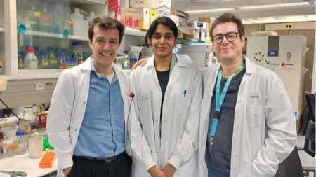 En la fotografía, de izquierda a derecha: Dr. Pablo Menéndez, Dra. Namitha Thampi y Dr. Òscar Molina. 