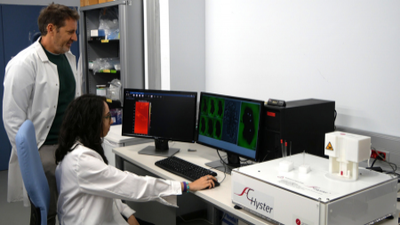 El Dr. Sebastian Thompson y Cristina S. Carrizo en su laboratorio del IMDEA Nanociencia.