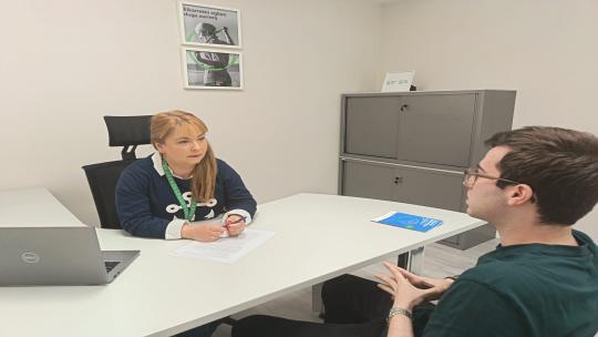 Vicky García atiende a una persona