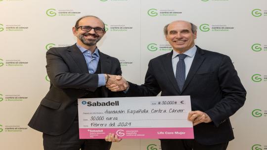 Entrega de cheque de 30.000 € por parte de Bernardino Gómez Aritmendi, director general de Sabadell Seguros a Dr. Laureano Molins, presidente de la Associació Contra el Càncer a Barcelona