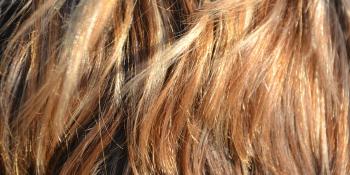 Cuidado y colocación de una peluca sintética