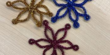 Taller manualitats nadalenques al Mercat Solidari Nadalenc a l'Associació Contra el Càncer a Barcelona