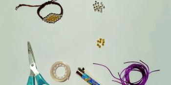 Taller de manualidades: Bisutería, por la voluntaria Orietta