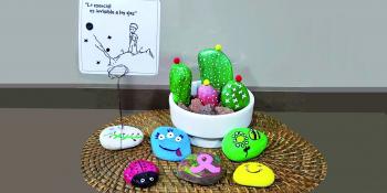 Manualidades desde casa: Cactus y portafotos con piedras pintadas, por la voluntaria Toñi