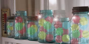 Manualidades desde casa: 'Decoración de botes, latas y botellas', por la voluntaria Adela