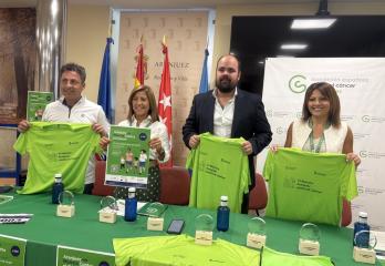 De izquierda a derecha, Ignacio Benéitez, Amparo Pantoja, el alcalde Miguel Gómez y Eva Sánchez, mostrando la camiseta y cartel oficiales.